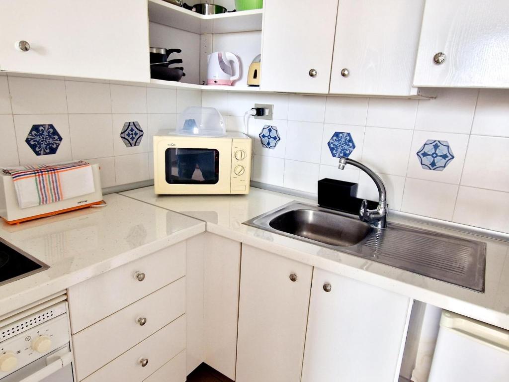 Kuchyň nebo kuchyňský kout v ubytování Golf park , 1 bedroom pool view