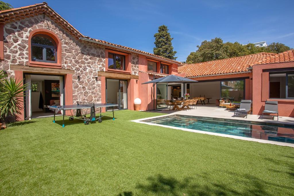 Fotografie z fotogalerie ubytování Villa de 300m² proche de la plage v destinaci Saint-Raphaël