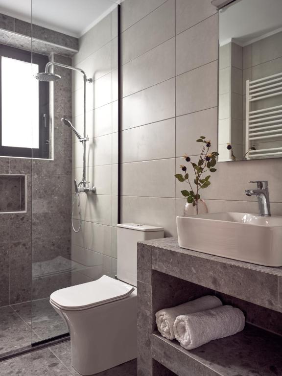 A bathroom at Giannoulis City Apartments