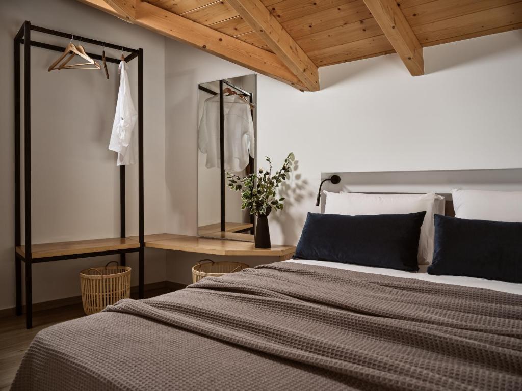 A bed or beds in a room at Giannoulis City Apartments