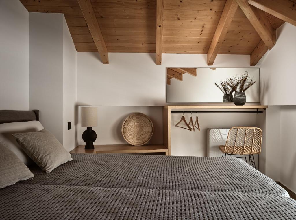 A bed or beds in a room at Giannoulis City Apartments