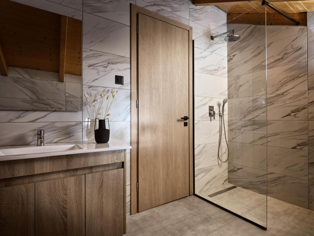 A kitchen or kitchenette at Giannoulis City Apartments