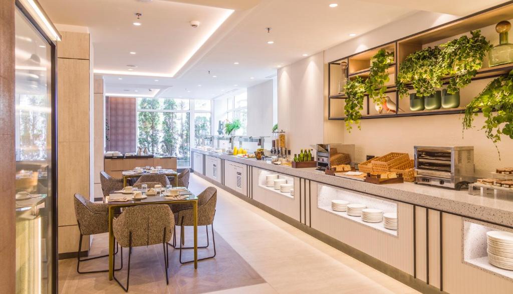 Kuchyň nebo kuchyňský kout v ubytování Hotel Ilunion San Sebastián