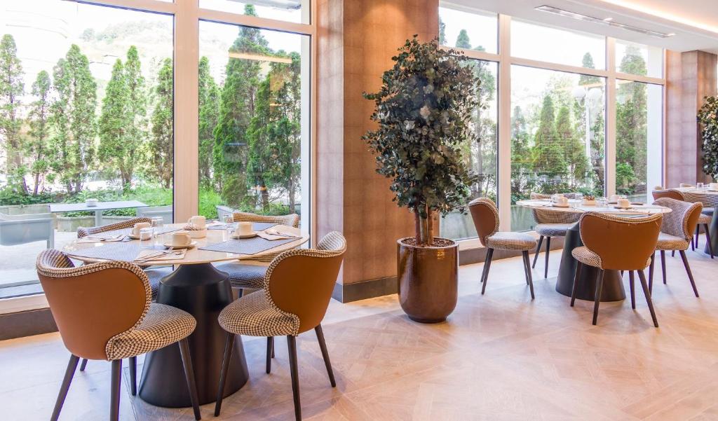 Restaurace v ubytování Hotel Ilunion San Sebastián