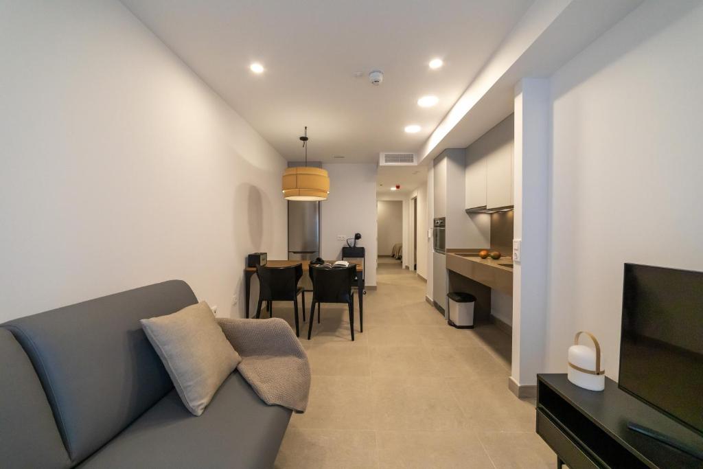 TV a/nebo společenská místnost v ubytování Alidreams Lola Center Apartamentos
