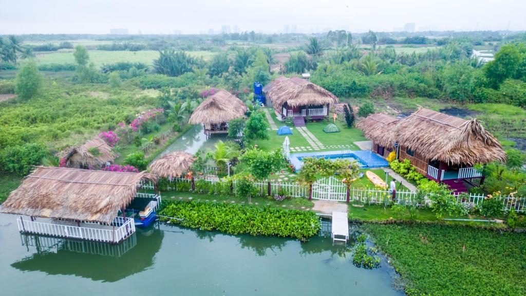 eine Luftansicht eines Resorts auf dem Wasser in der Unterkunft The River Home in Nhơn Trạch