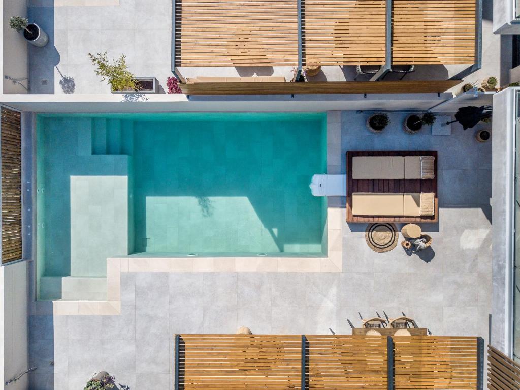 uma vista superior de uma piscina num edifício em Ambient Living em Preveza