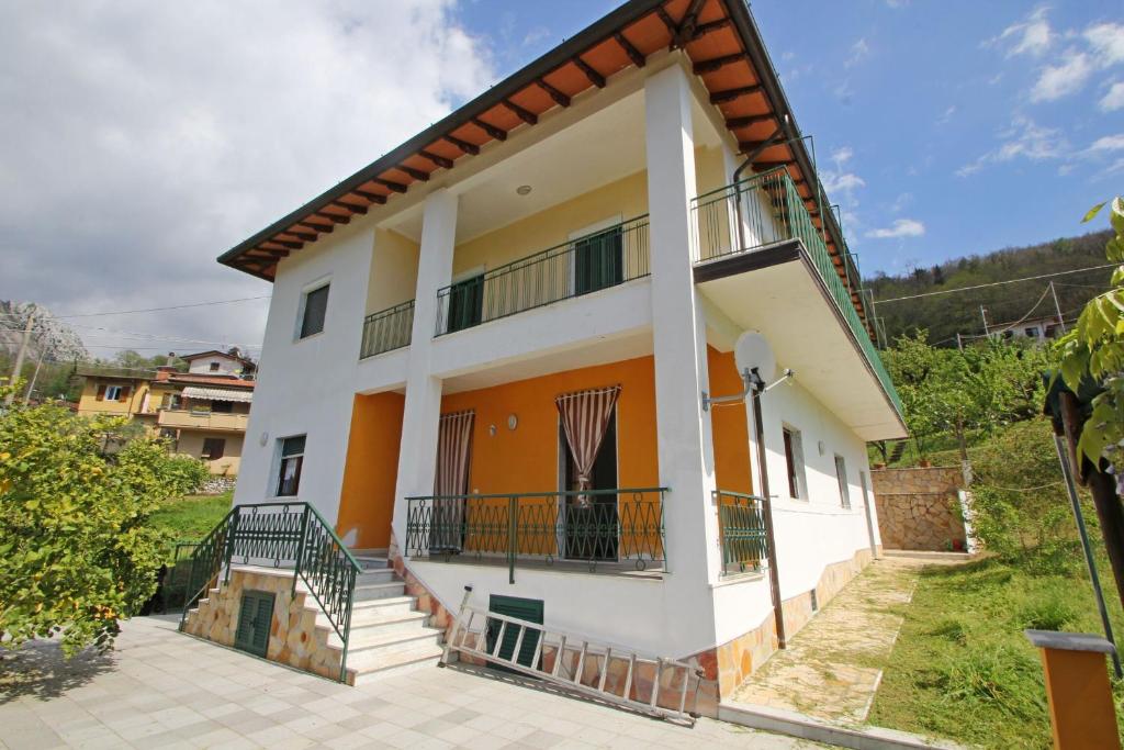 ein Haus mit Weiß und Orange in der Unterkunft Casa Di Michele e Chiara in Antona