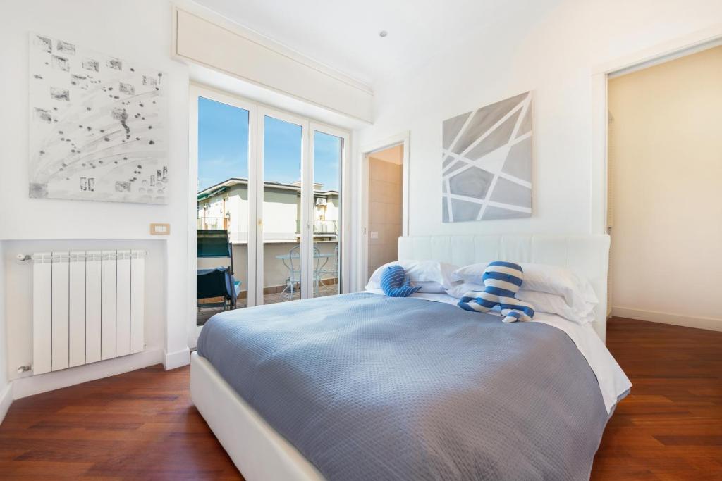 um quarto com uma cama e uma grande janela em Ag Sorrento Rooms em Sorrento