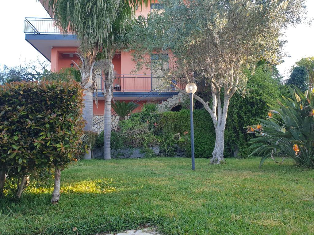 una casa con una luz de la calle frente a un patio en ETNA VIEW, en Valverde