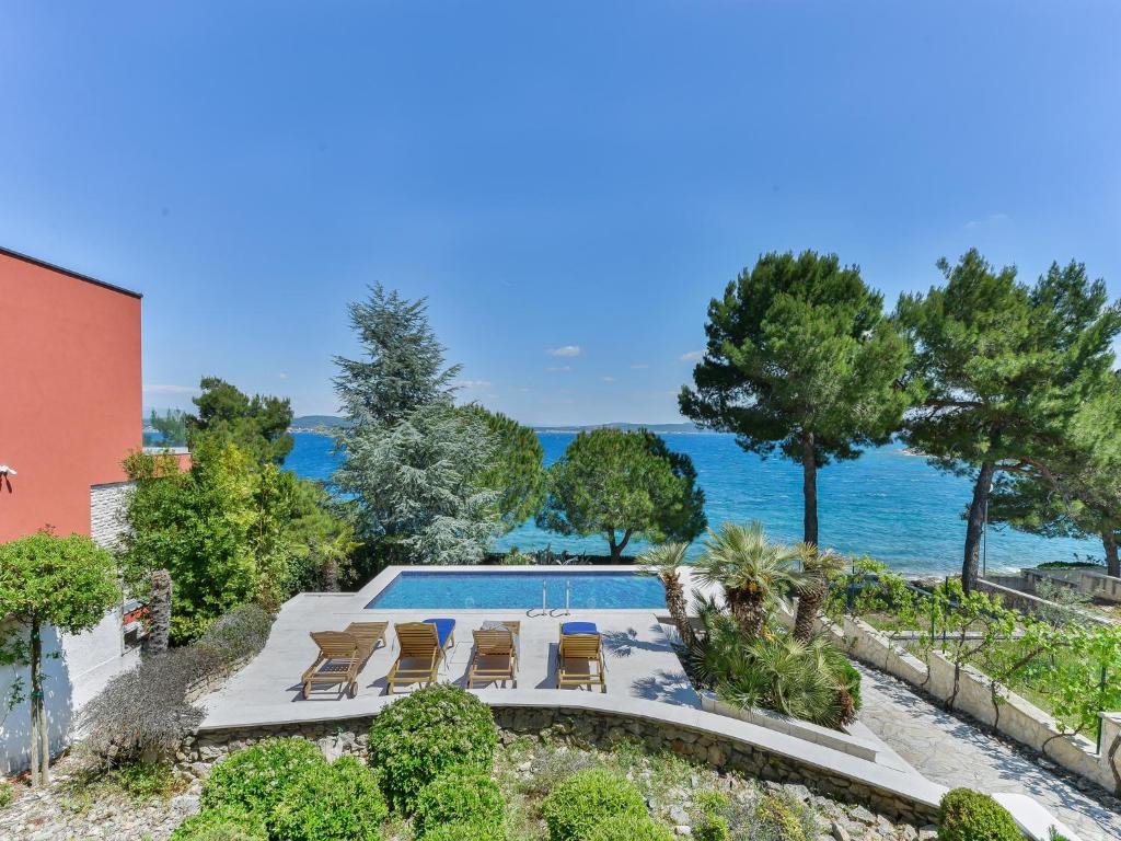 Výhled na bazén z ubytování Beachfront Villa Mediterranea nebo okolí