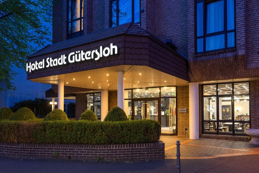 Gebäude ahotel street guilford mit Schild drauf in der Unterkunft Hotel Stadt Gütersloh in Gütersloh