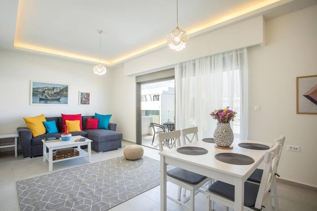 sala de estar con mesa y sofá en Cozy Apartment in the heart of Rhodes City Center, en Rodas