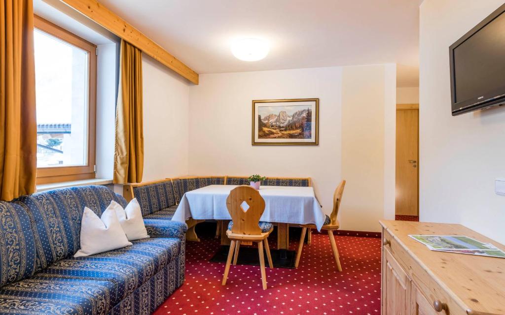 TV a/nebo společenská místnost v ubytování B&B Hotel Alpenrose Rooms & Apartments
