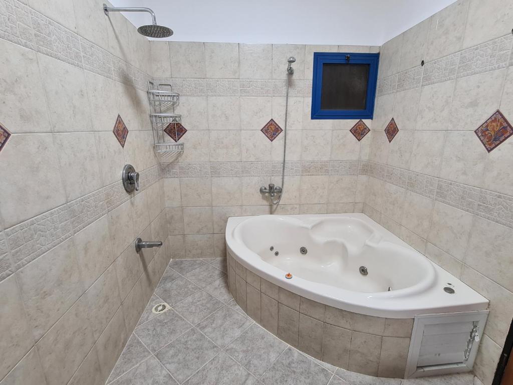 a bathroom with a bath tub in a room at סוויטה בכפר ירכא in Yarka