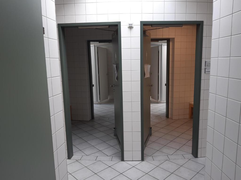 una fila di porte in un corridoio in bagno di Campingfass Almtal a Scharnstein