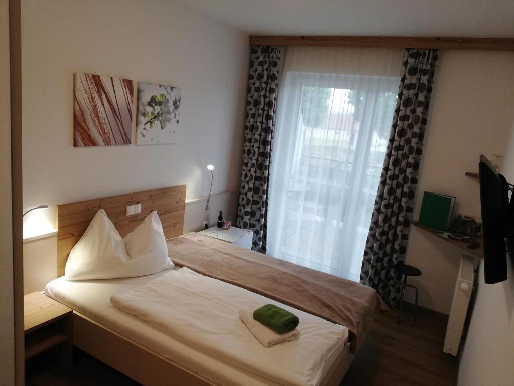 Postel nebo postele na pokoji v ubytování Hotel & Frühstückspension Raabtal