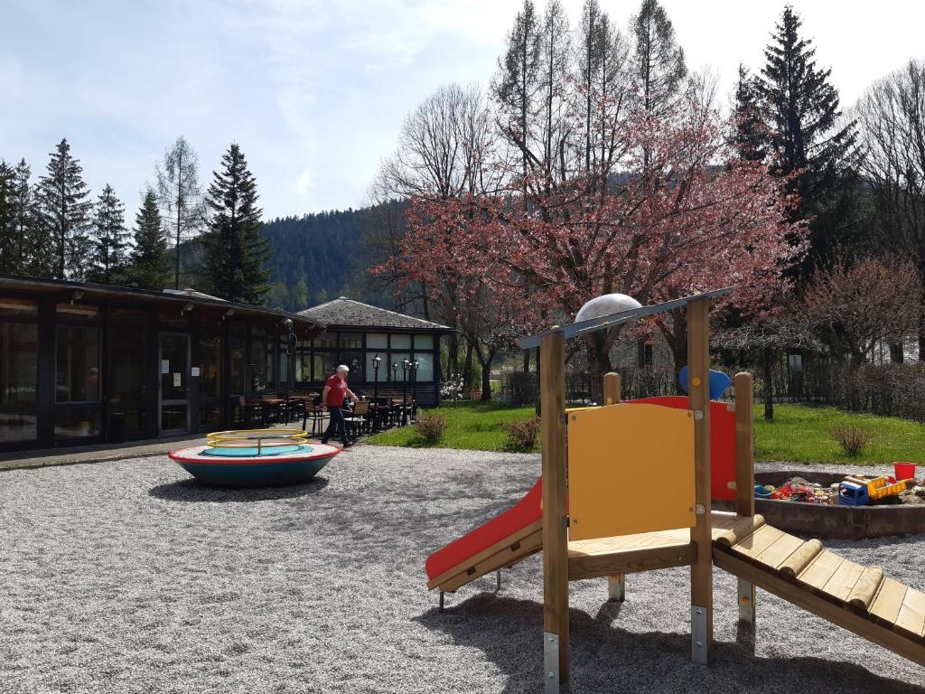 un parco giochi con scivolo e barca di Campingfass Almtal a Scharnstein
