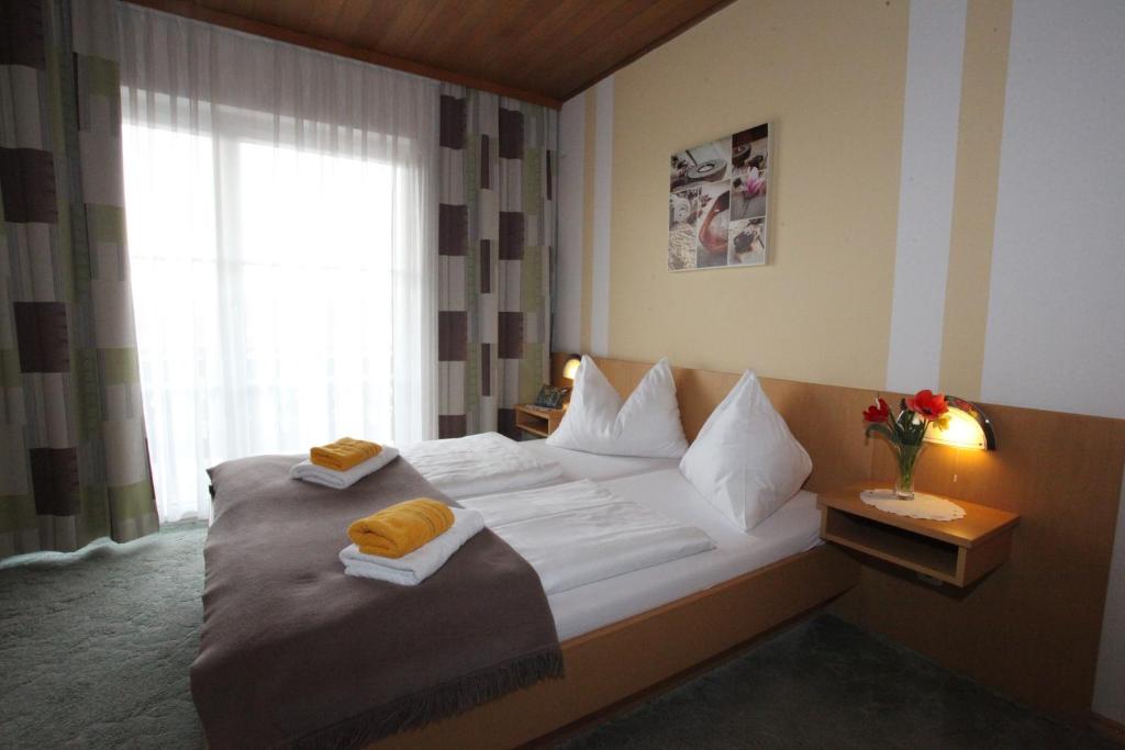 Postel nebo postele na pokoji v ubytování Hotel & Frühstückspension Raabtal