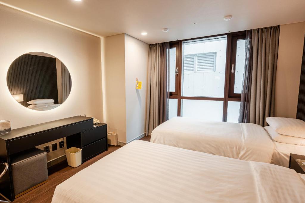 Postel nebo postele na pokoji v ubytování Haeundae Centum Hotel