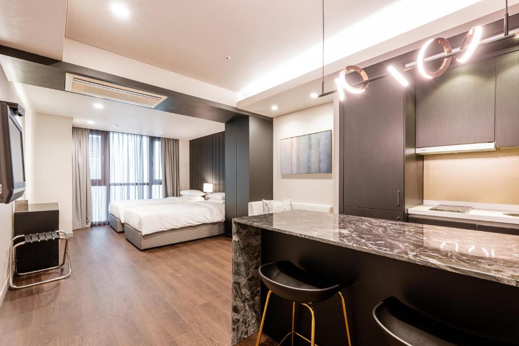 Postel nebo postele na pokoji v ubytování Haeundae Centum Hotel