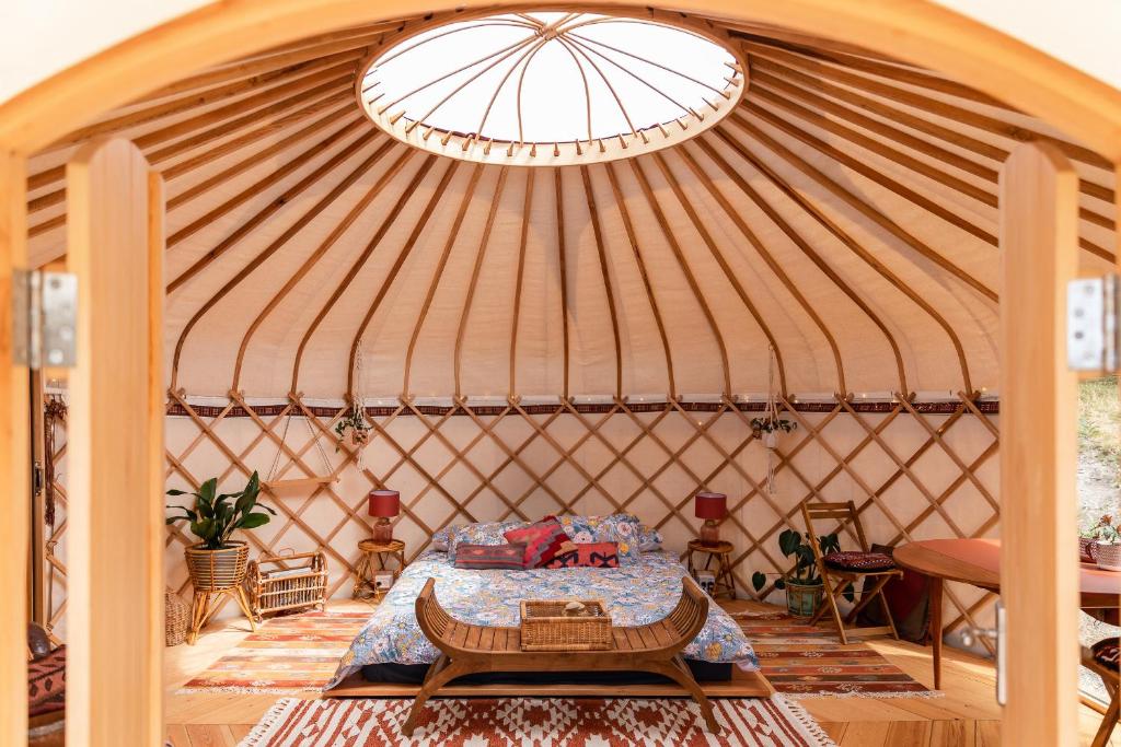 Luxury yurt glamping at Littlegrove في Adventure Bay: غرفة مع طاولة في يورت