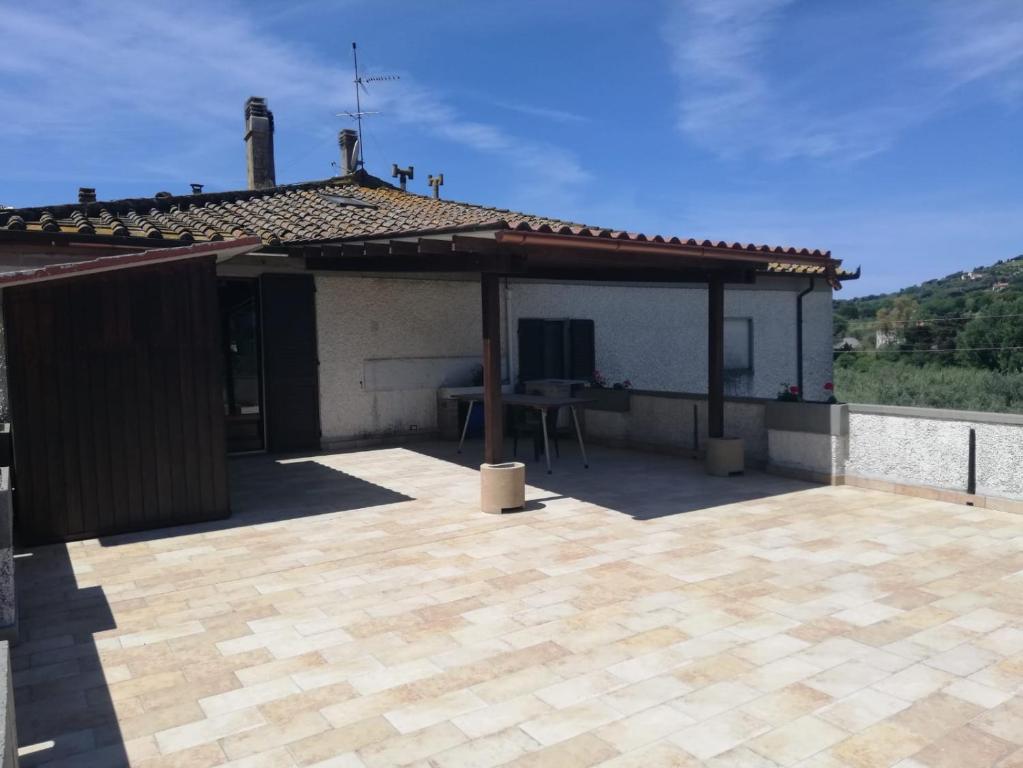 - une terrasse avec un pavillon au-dessus d'une maison dans l'établissement Confortevole locale, à Rosignano Marittimo