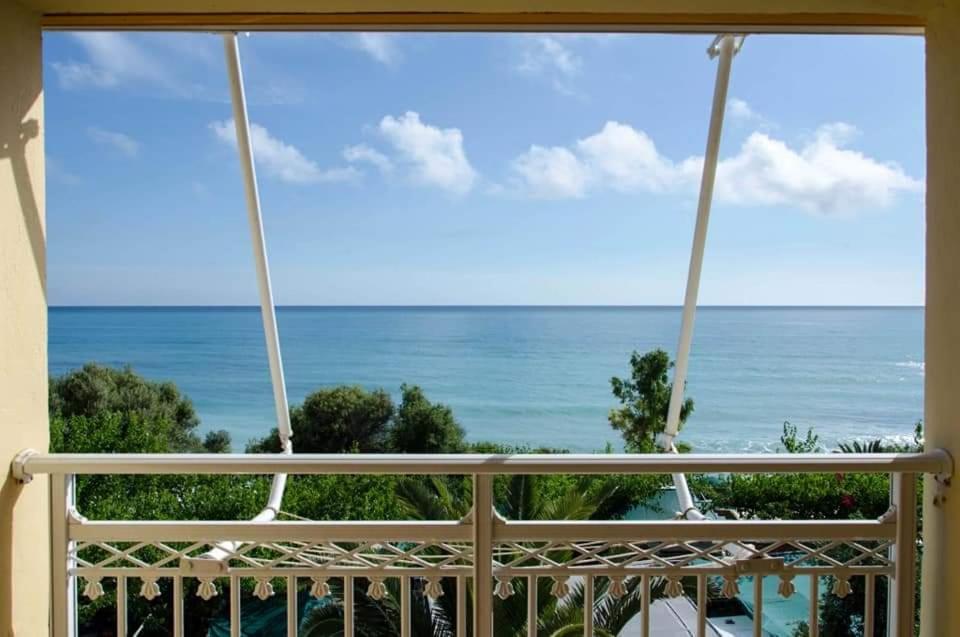 een balkon met uitzicht op de oceaan bij Acrogiali Rooms in Rizá