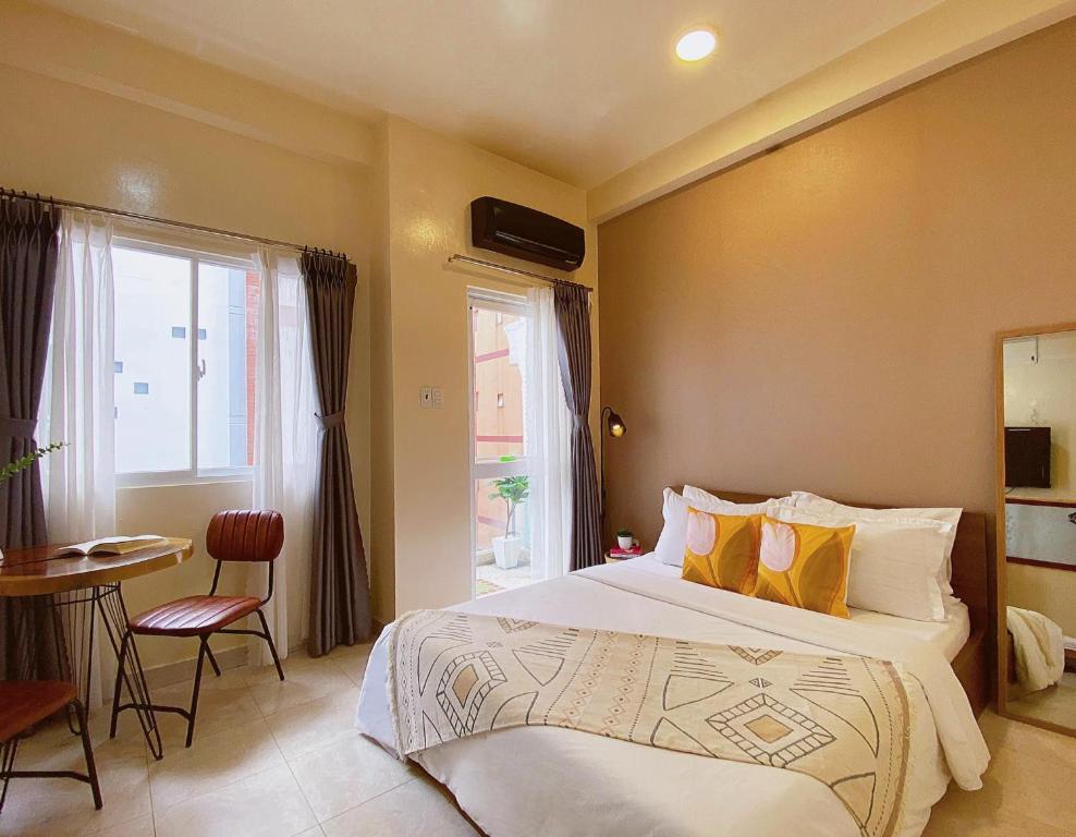 um quarto com uma cama grande e uma janela em H&A Homestay - 40m, New Built, Center Location, Quiet Place, Full Facilities em Hanói
