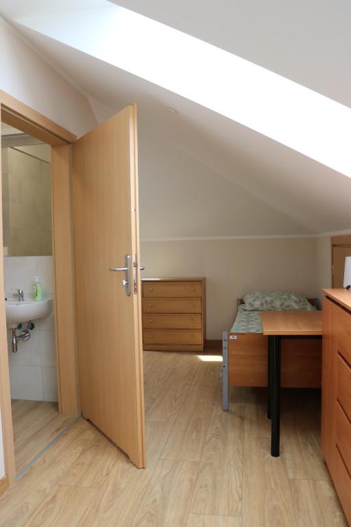 una stanza con un letto, un lavandino e un bagno di Dom Studenta PANS - Akademik, Hostel a Przemyśl