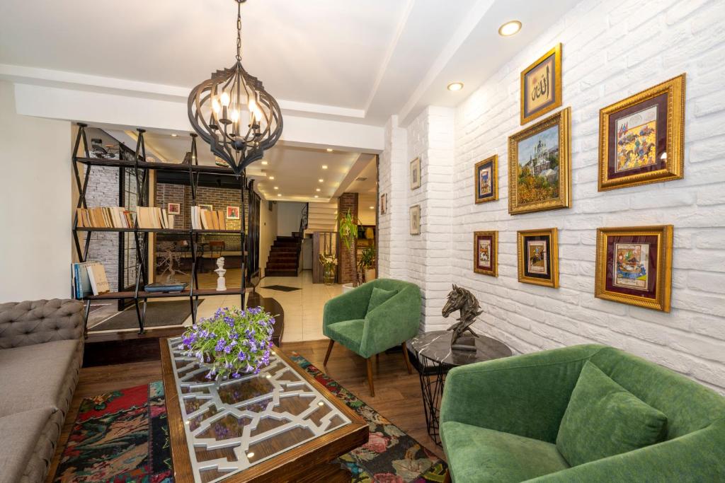 - un salon avec des chaises vertes et une table dans l'établissement The marions Suite istanbul LUXURY CATEGORY, à Istanbul