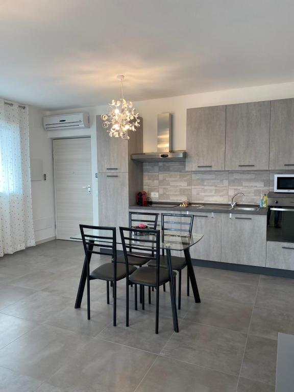 kuchnia ze stołem i krzesłami w kuchni w obiekcie Marali Lake Apartments w mieście Desenzano del Garda