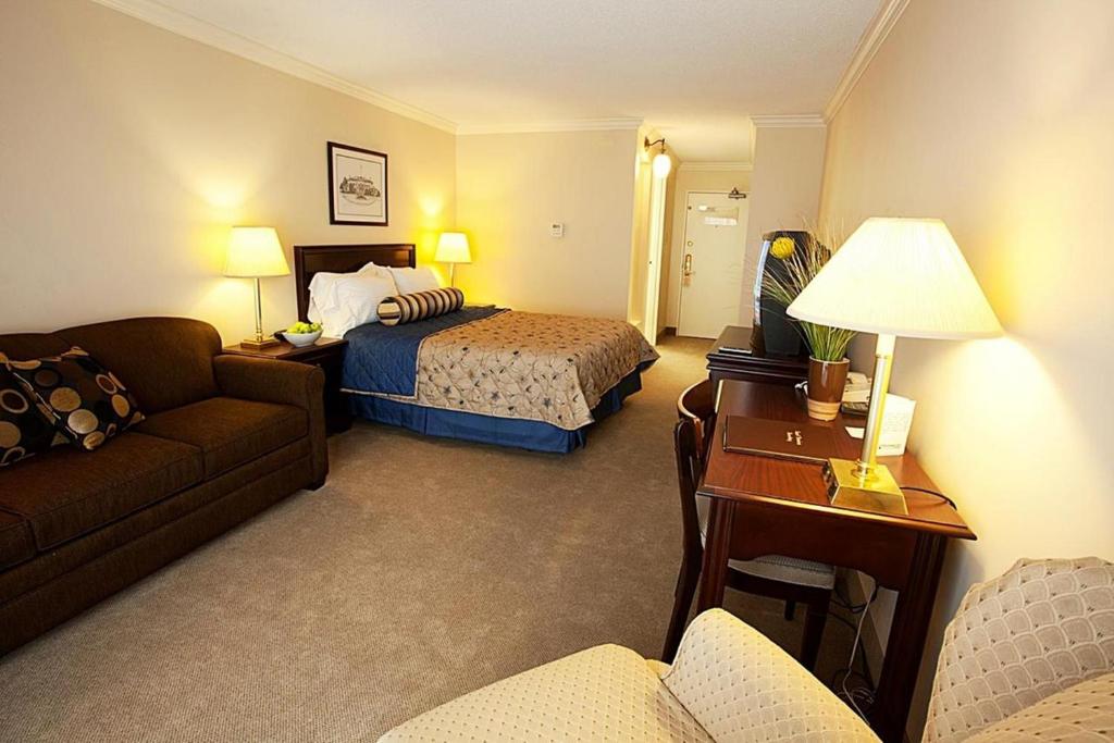 Postel nebo postele na pokoji v ubytování The Fredericton Inn