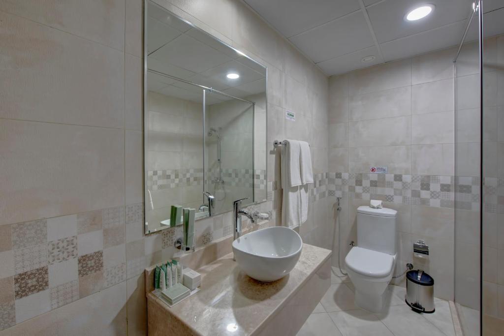 Royal Regency Suites Marinaにあるバスルーム