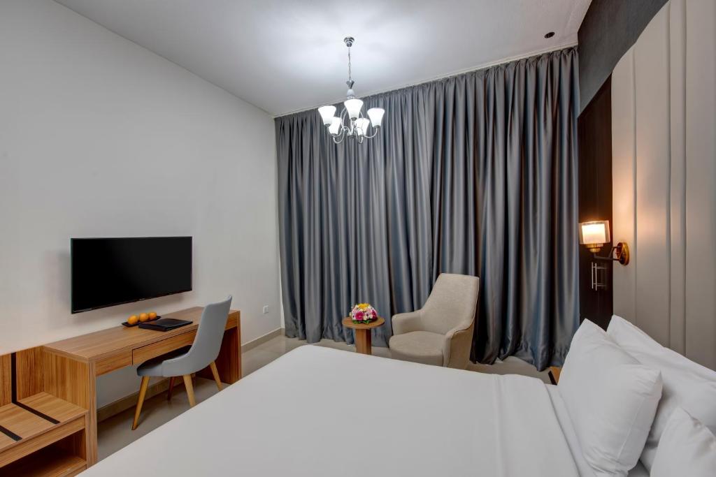 Royal Regency Suites Marinaにあるテレビまたはエンターテインメントセンター