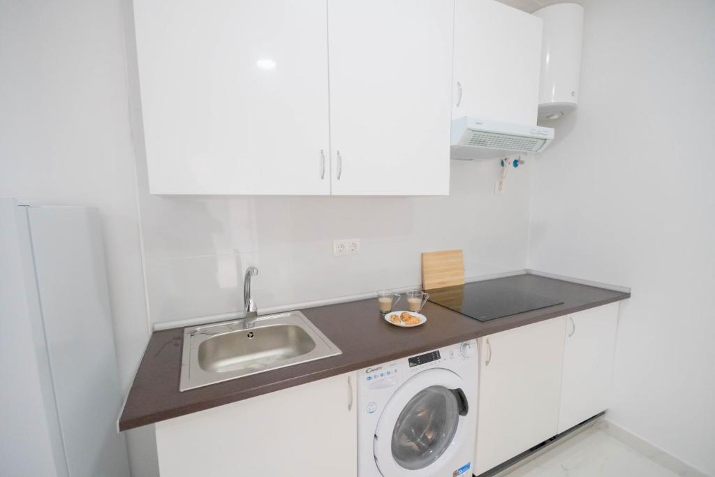 Kuchyň nebo kuchyňský kout v ubytování For Your Rentals Encantador y único estudio TEMPORAL en Tetuán El Retiro MLUBº2