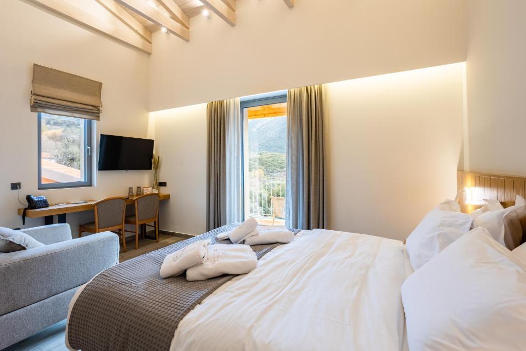 Postel nebo postele na pokoji v ubytování Denthis Hotel - Taygetos Mountain Getaway
