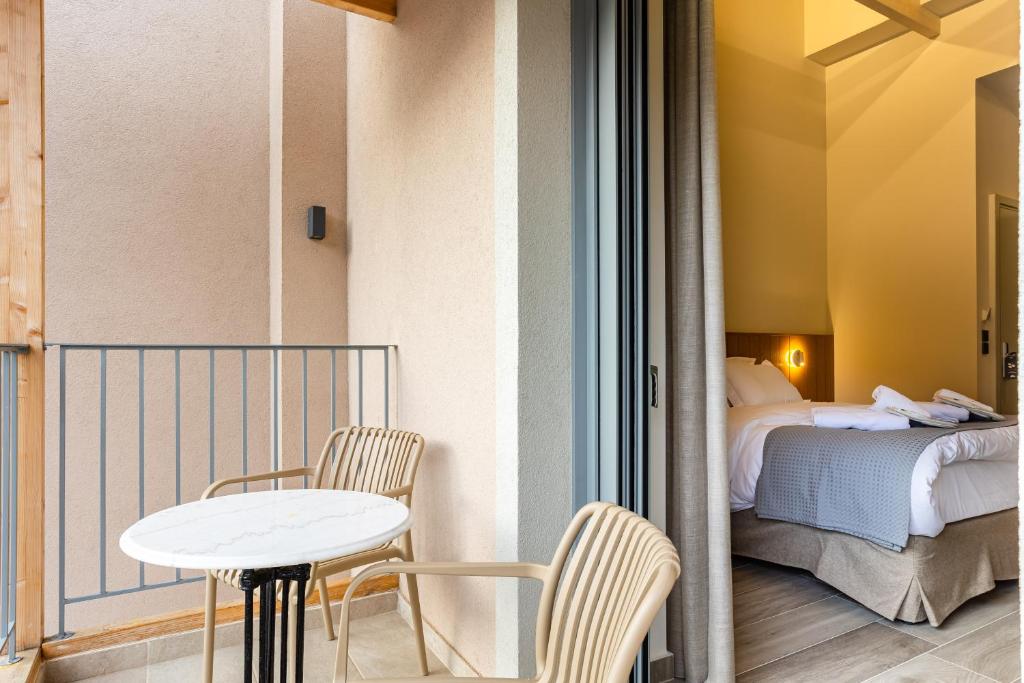 Postel nebo postele na pokoji v ubytování Denthis Hotel - Taygetos Mountain Getaway