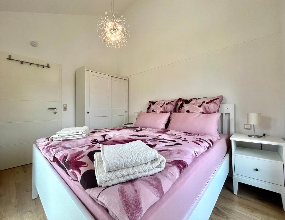 Postel nebo postele na pokoji v ubytování Ferienhaus „Am Sandstein“