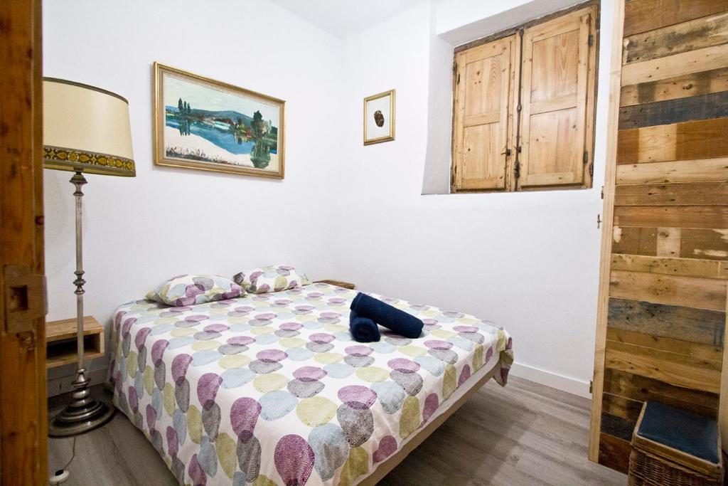 um quarto com uma cama e um candeeiro em Beach House San Sebastian em San Sebastián