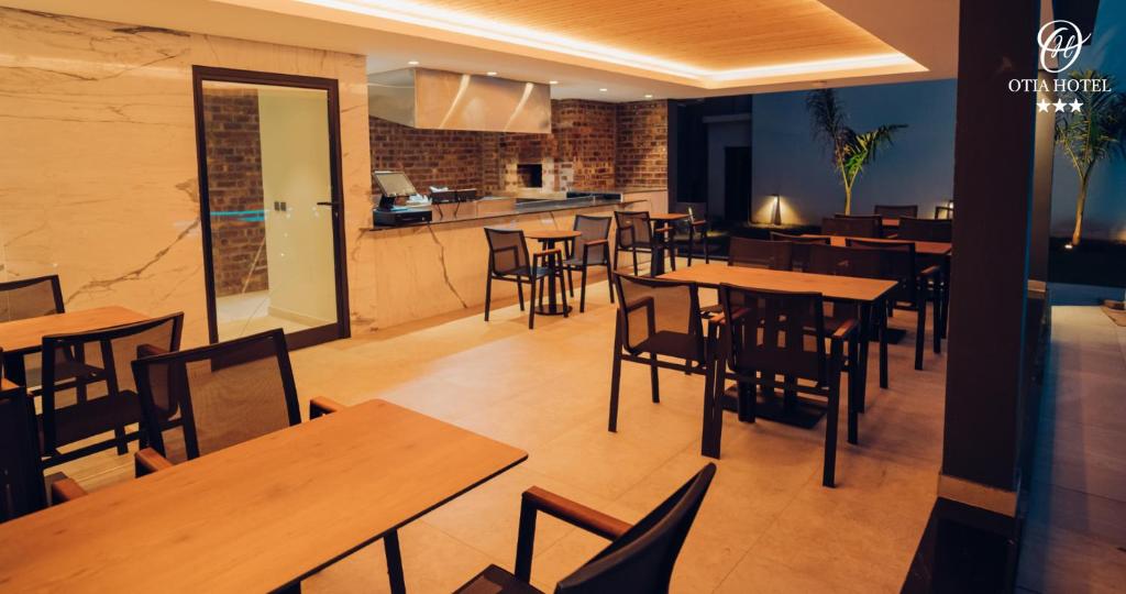 Kuchyň nebo kuchyňský kout v ubytování OTIA HOTEL
