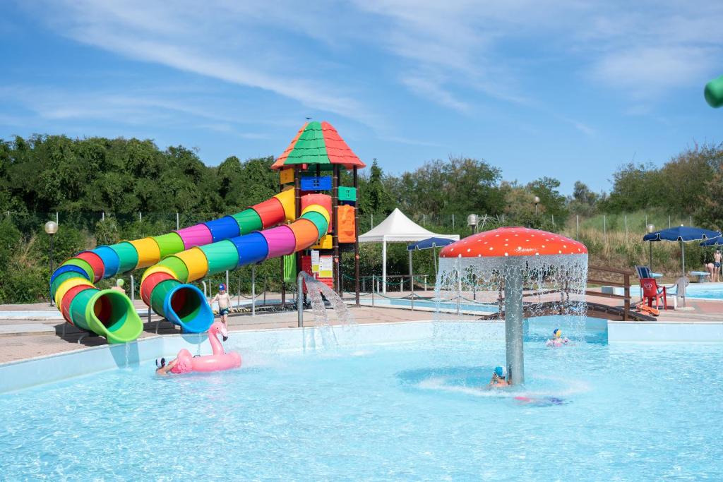 um parque aquático com um escorrega aquático na água em Camping Atlanta & Mediterraneo Family Village em Sottomarina