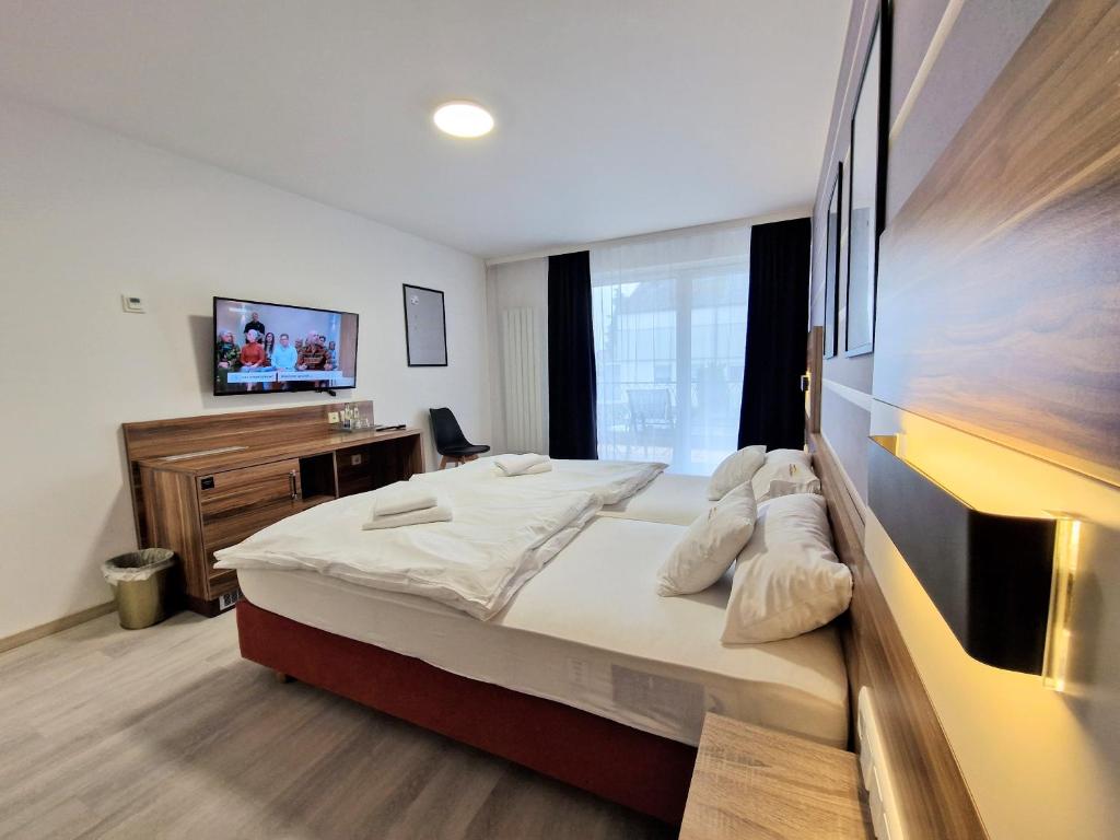 Postel nebo postele na pokoji v ubytování Hotel am Kurpark