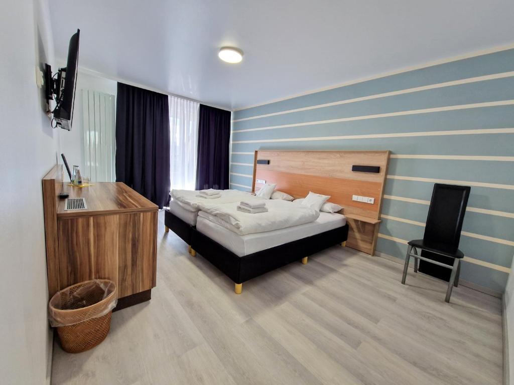 Postel nebo postele na pokoji v ubytování Hotel am Kurpark