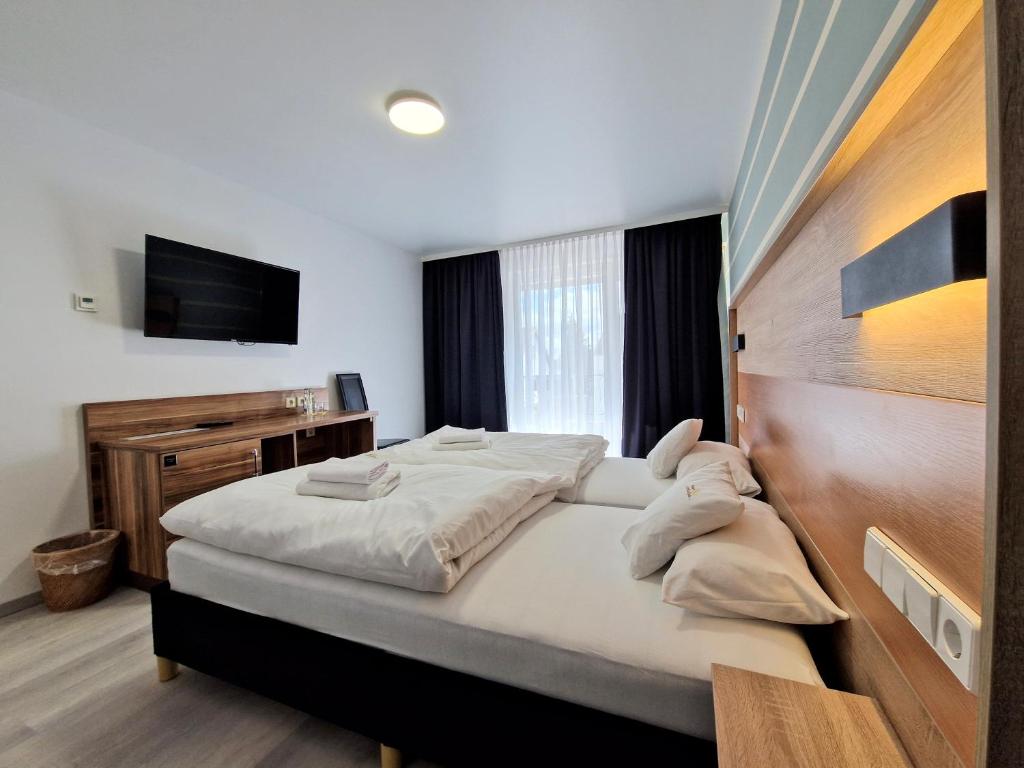 Postel nebo postele na pokoji v ubytování Hotel am Kurpark
