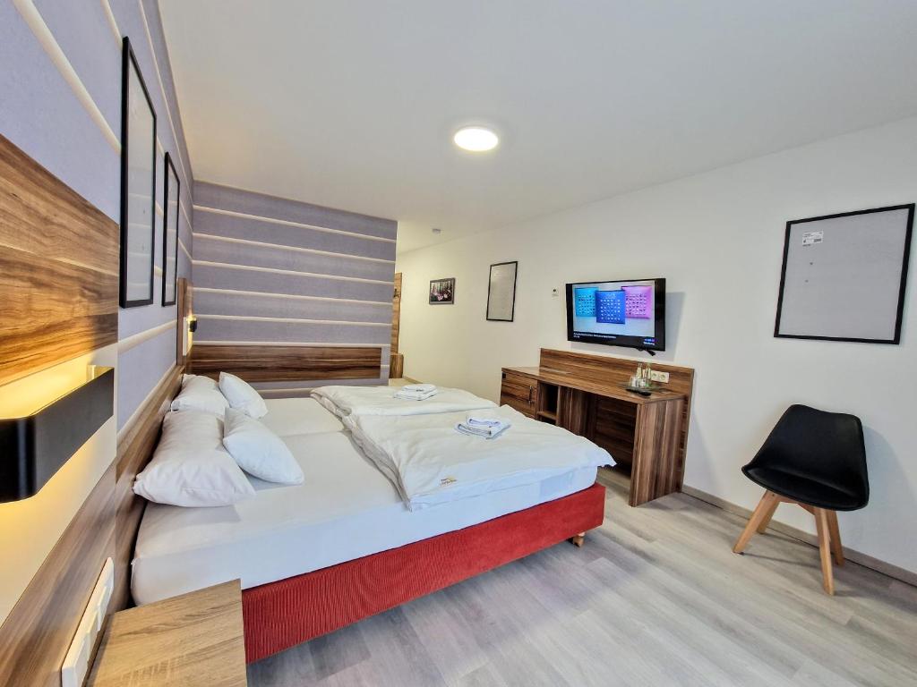 Postel nebo postele na pokoji v ubytování Hotel am Kurpark