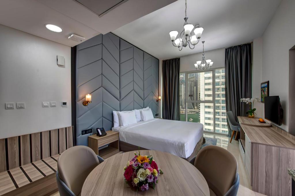 Royal Regency Suites Marinaにあるベッド