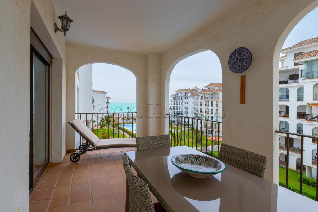 einen Balkon mit einem Tisch und Stühlen sowie Meerblick in der Unterkunft marina duquesa 839 in Manilva