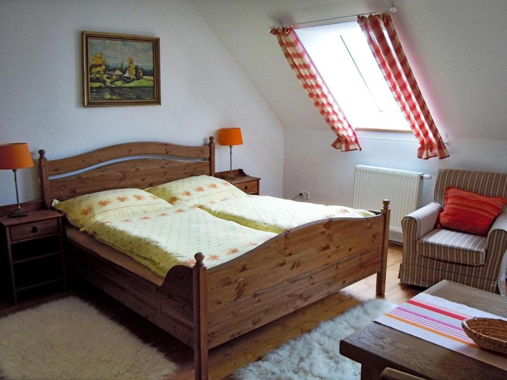 una camera con letto in legno e sedia di Farma Mošna a Zbytiny