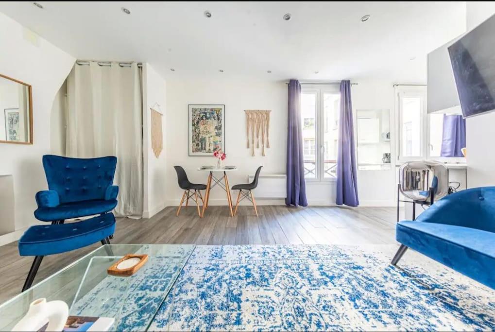 a living room with blue chairs and a table at Studio 4pers#Malesherbes#Parc Monceau in Paris